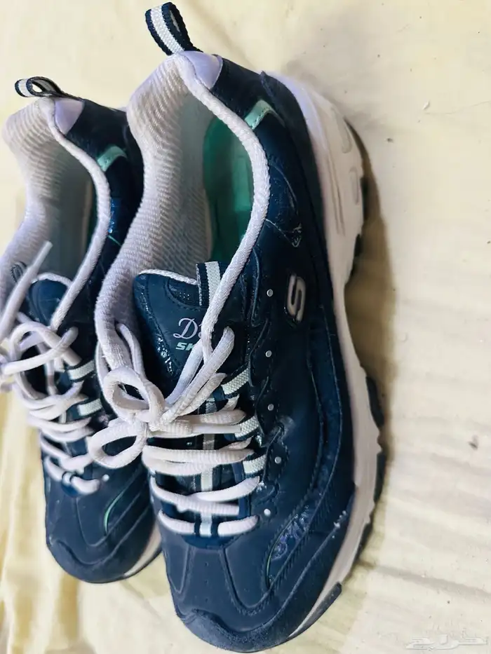 حذاء رياضي سكيتشر نسائي مقاس 41 3