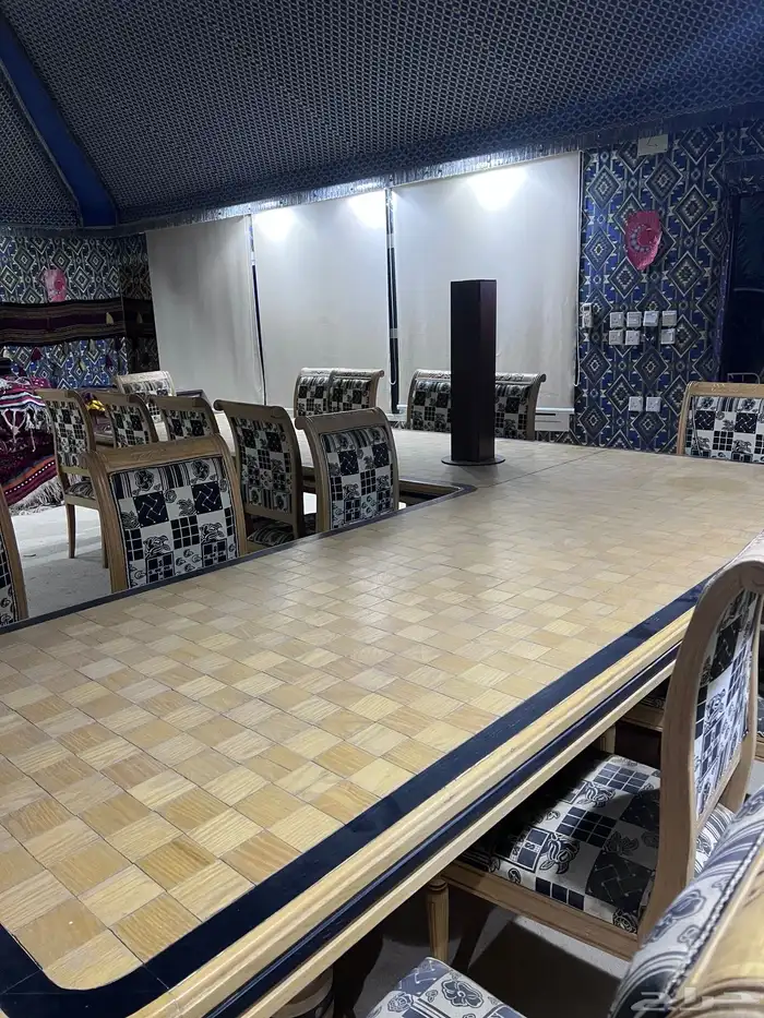 طاولة طعام 18 كرسي نضيفه جدا خشب قديمه جوده عاليه 6