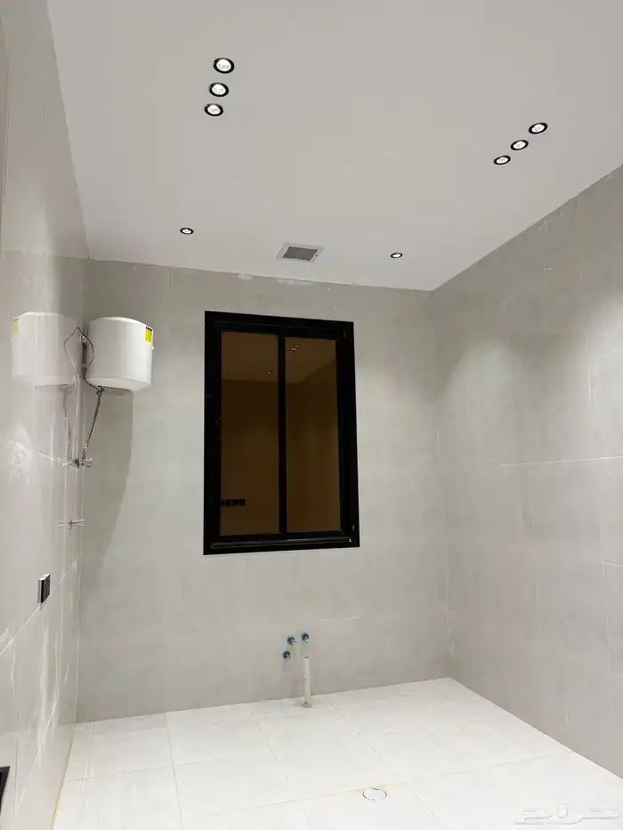 دور أول للبيع حي البيان 4