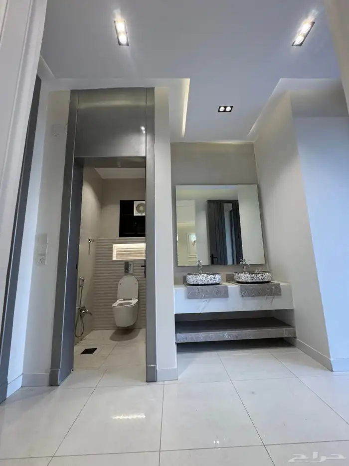 للبيع إدوار تمليك أرضي 6غرف بمدخل سياره تشطيبvip حي المعارض 5