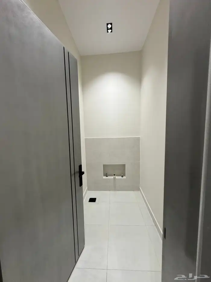 للبيع إدوار تمليك أرضي 6غرف بمدخل سياره تشطيبvip حي المعارض 8