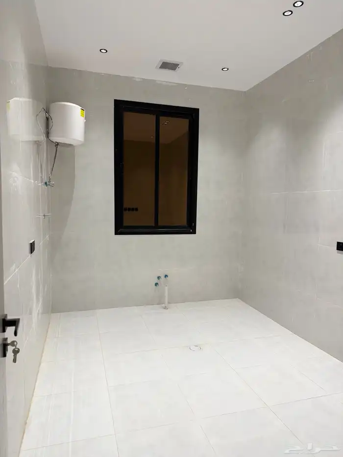 دور أول للبيع حي البيان 3