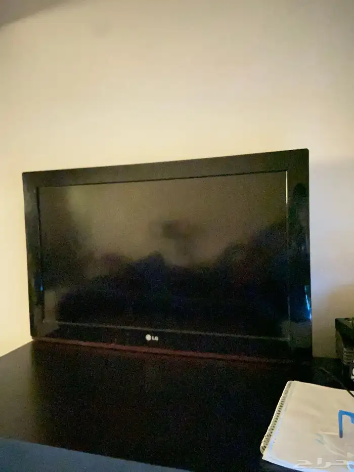 شاشه LG 32 بوصه سليمه لكن فيها خدوش بسيطه 0