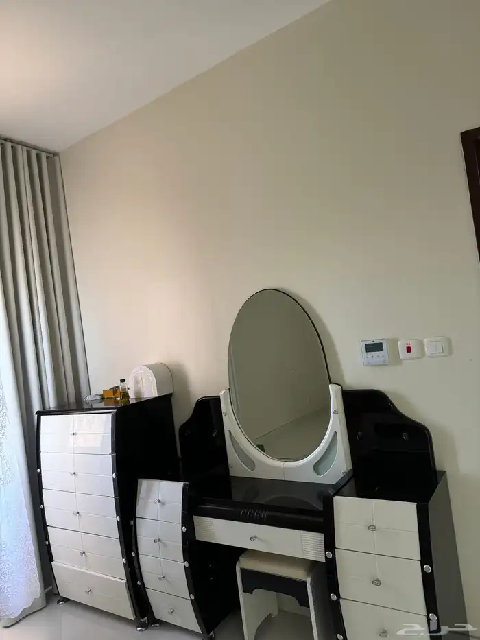 دولاب وتسريحه وكمودينه طويله 2500 قابل للتفاوض 0