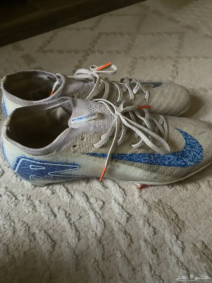 للبيع بوت نايك شاريه ب 400 استخدام أسبوع فقط مقاس 42 او 41 2