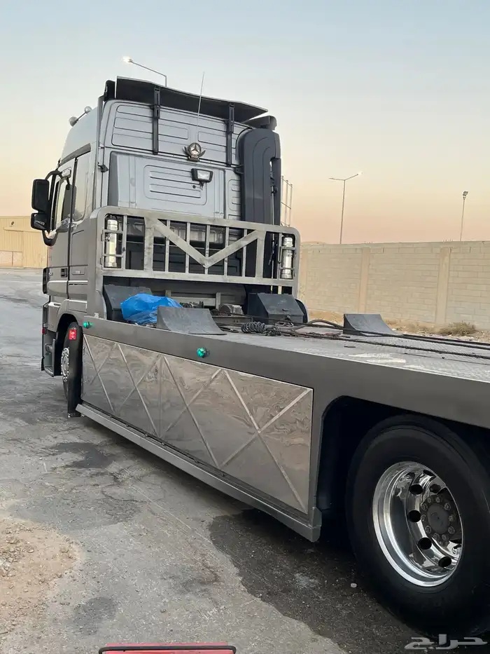 سطحه تحمل سيارتين متوجد في جده 0