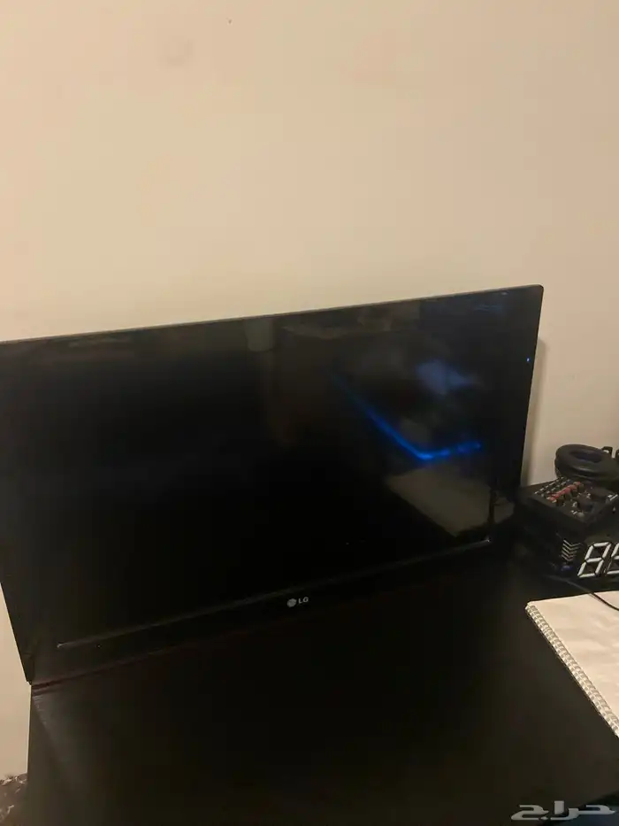 شاشه LG 32 بوصه سليمه لكن فيه خدوش بسيطه بالشاشه مع 0