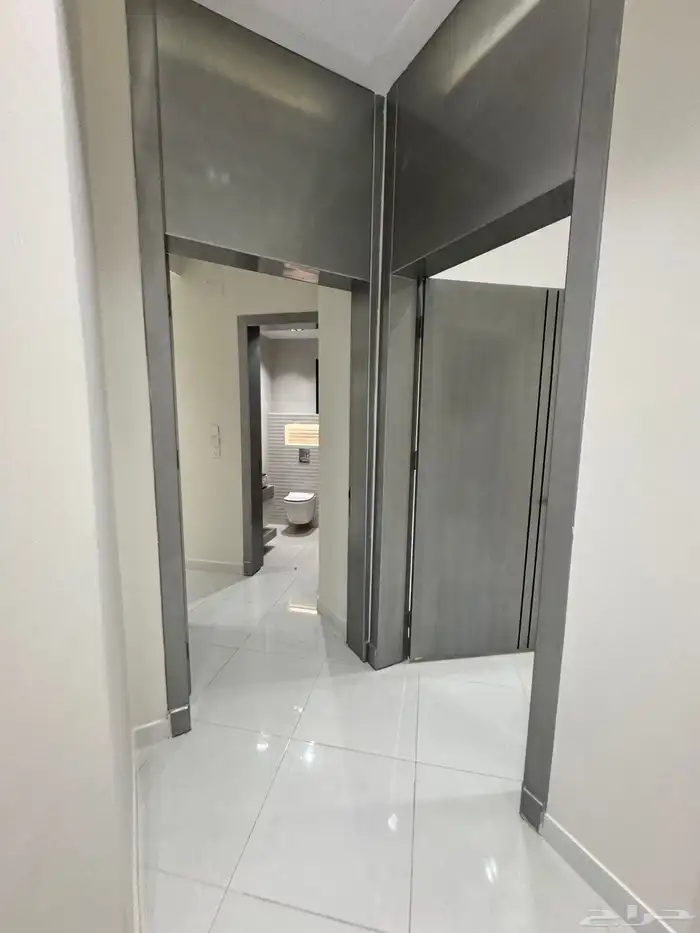 للبيع إدوار تمليك أرضي 6غرف بمدخل سياره تشطيبvip حي المعارض 15