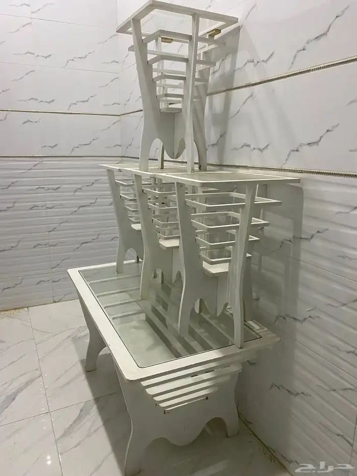 للبيع طاوله واربع خدمات 0