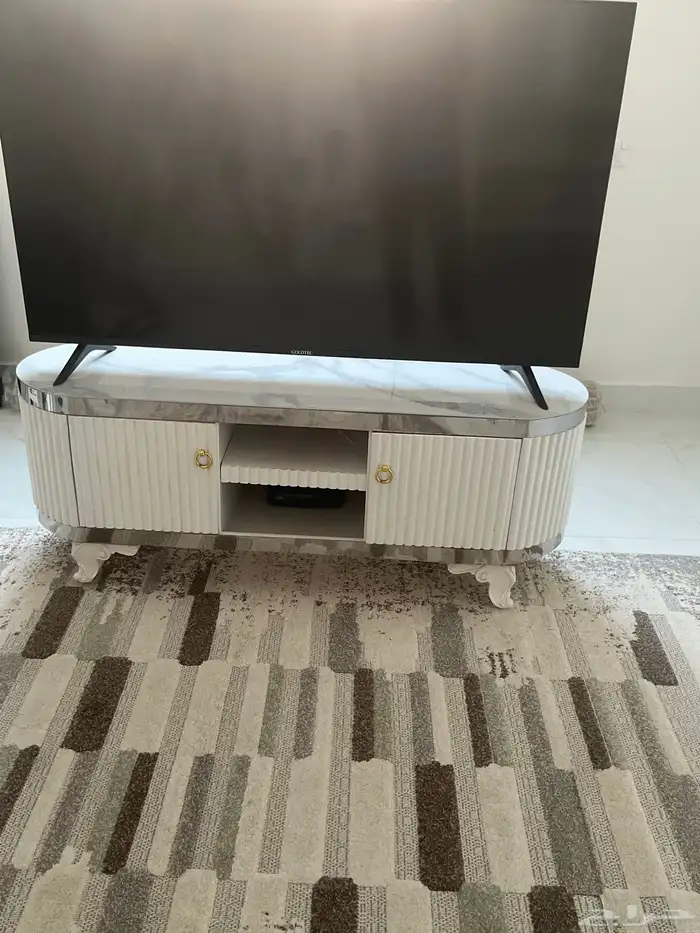 فرشة وطاولة تلفزيون وتلفزيون 0
