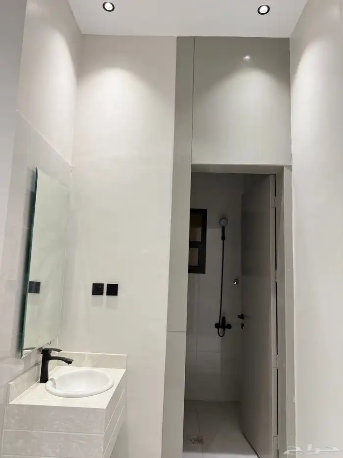 دور أول للبيع حي البيان 8