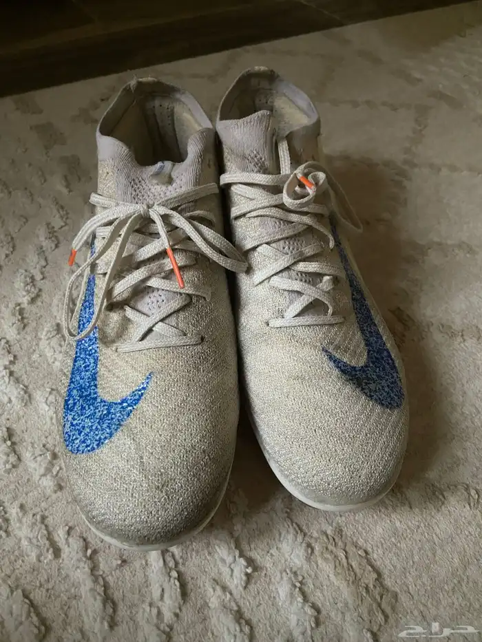 للبيع بوت نايك شاريه ب 400 استخدام أسبوع فقط مقاس 42 او 41 1