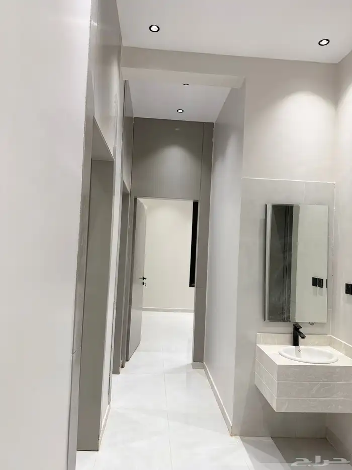 دور أول للبيع حي البيان 10