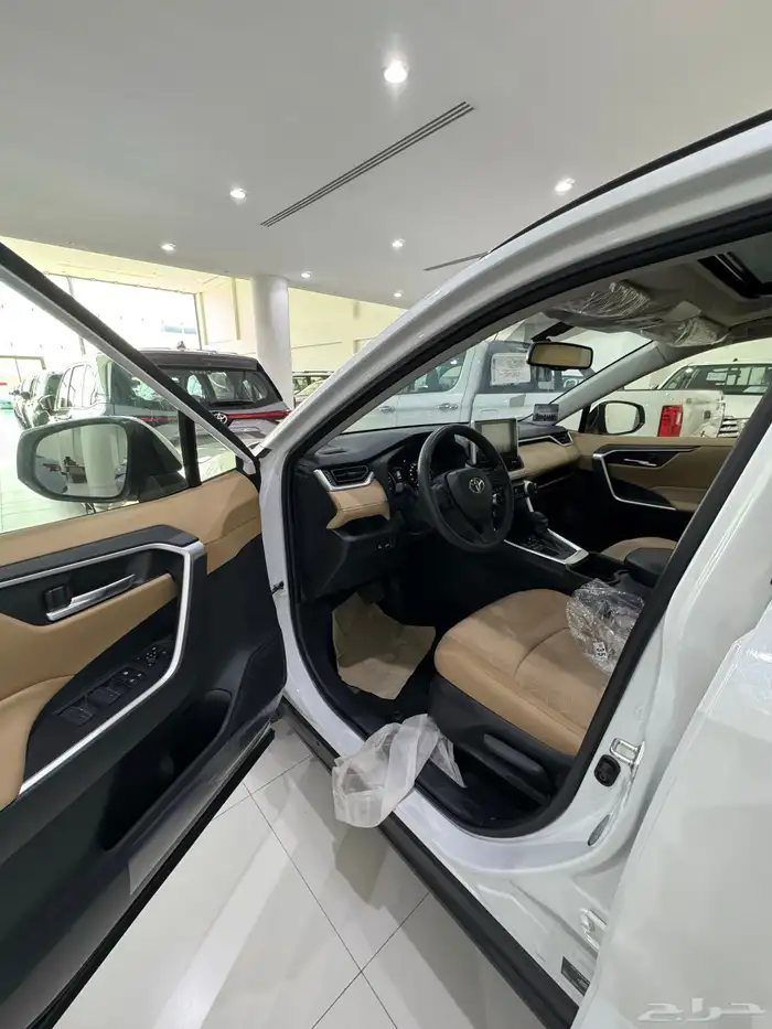 تويوتا رافور XLE 2025 بنزين اصفار 10