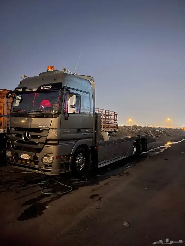 سطحه تحمل سيارتين متوجد في جده 2