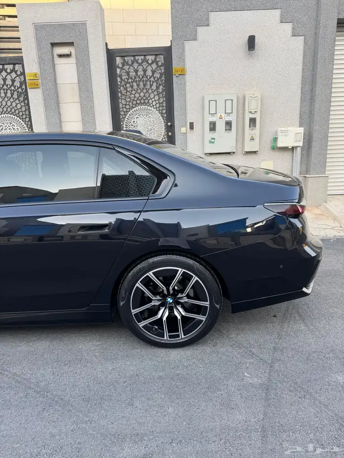 بي ام دبليو الفئة السابعة 735i - 2023 33