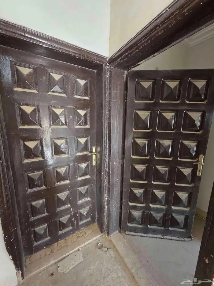 ابواب خشبية وحلوق مستعملة للبيع 1