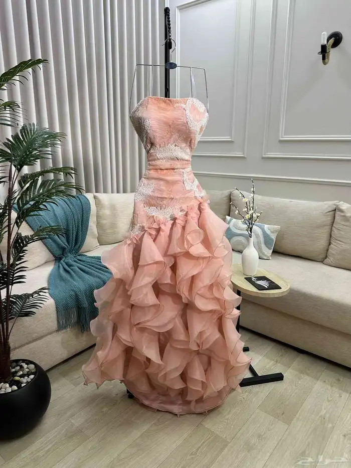 فساتين فخمة بتصاميم أنيقة وجودة عالية  تناسب المناسبات 30