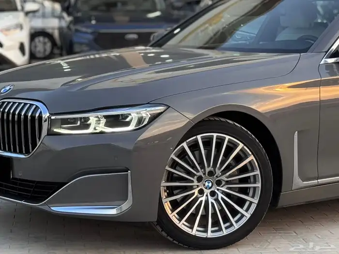 بي ام دبليو 2022 الفئة السابعة 730 رمادي 2