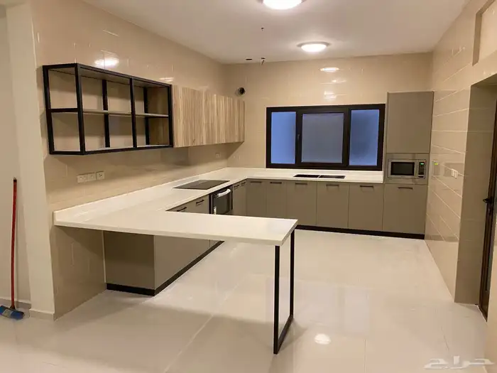 مطبخ داخل الالمنيوم والابواب خشب من غير الاجهزة 0