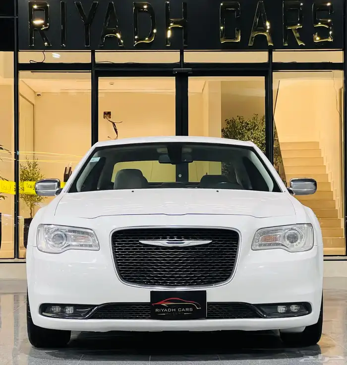 كرايزلر 2018 هيمي C300 V8 (بحالة ممتازة ) 0