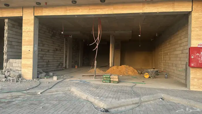 للايجار مكاتب ومعارض شمال الرياض طريق عمان شمال طريق الملك 10