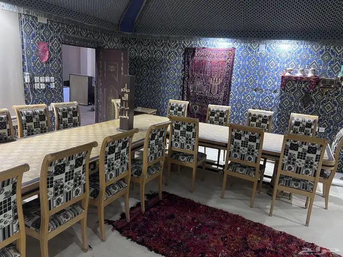 طاولة طعام 18 كرسي نضيفه جدا خشب قديمه جوده عاليه 0