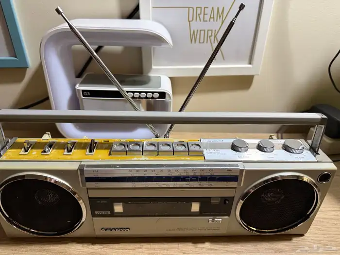 للبيع مسجل راديو   سانيو نادر يحتاج صيانه تراثي ديكور منزلي 1