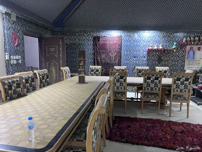 طاولة طعام 18 كرسي نضيفه جدا خشب قديمه جوده عاليه 8