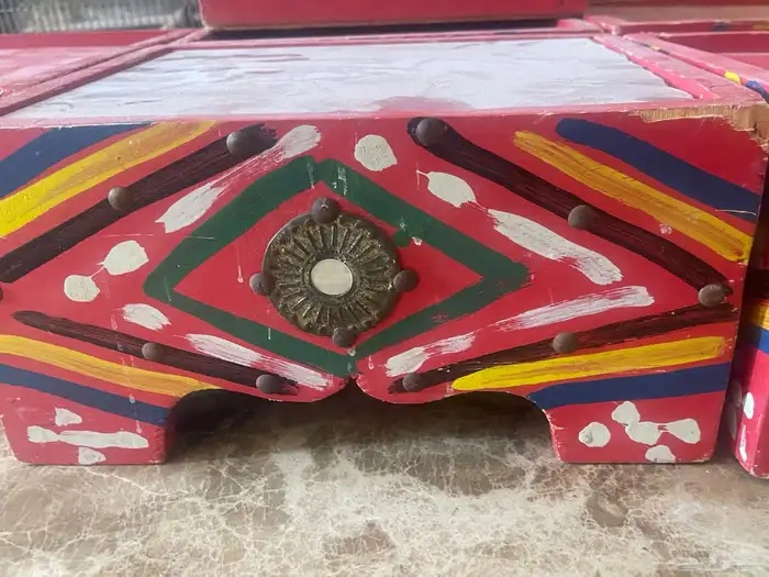 الخبر طاوله خيمه خمس حبات وعليه مناديل 1