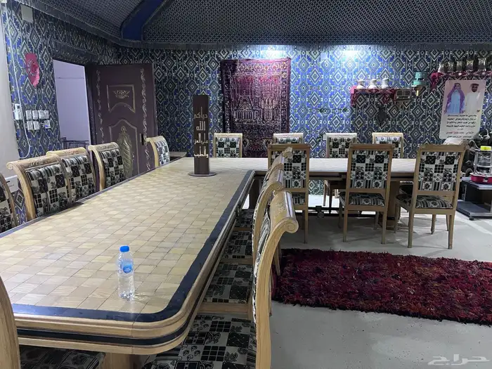 طاولة طعام 18 كرسي نضيفه جدا خشب قديمه جوده عاليه 7