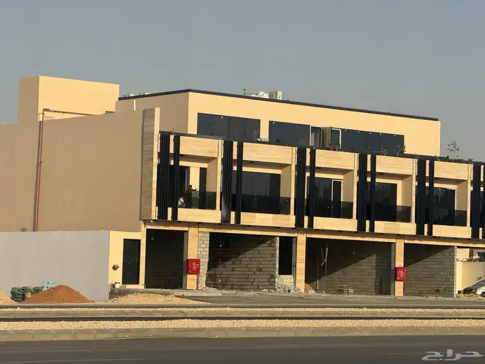 للايجار مكاتب ومعارض شمال الرياض طريق عمان شمال طريق الملك 9