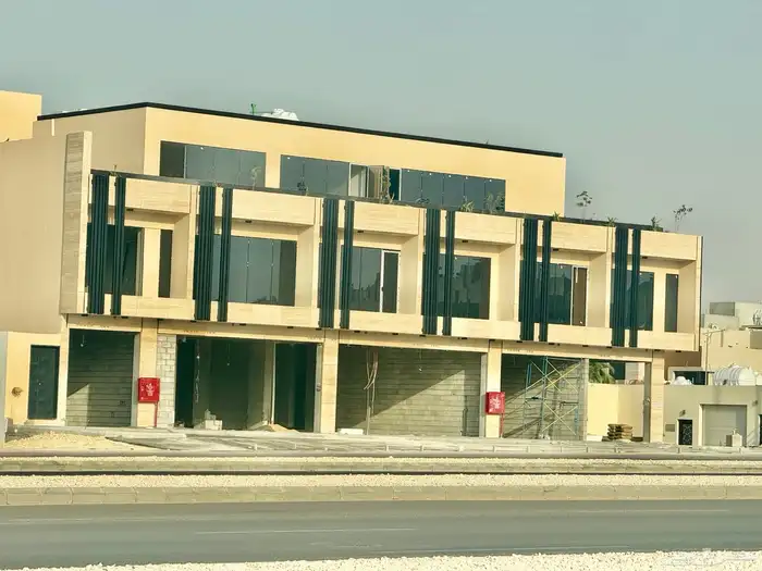 للايجار مكاتب ومعارض شمال الرياض طريق عمان شمال طريق الملك 12