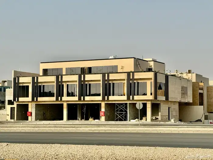 للايجار مكاتب ومعارض شمال الرياض طريق عمان شمال طريق الملك 11