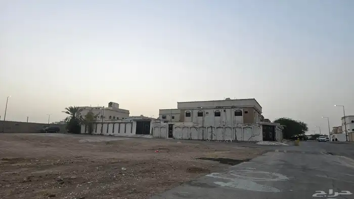 للبيع ارض مساحتها 1300 م على ثلاث شوارع في حي السعادة الرياض 0