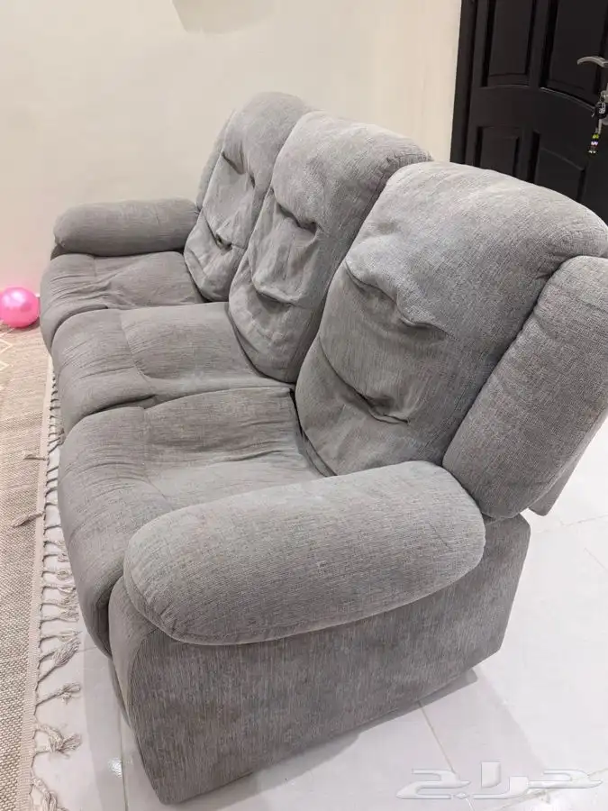 كنب وطاولة تلفزيون للبيع 2