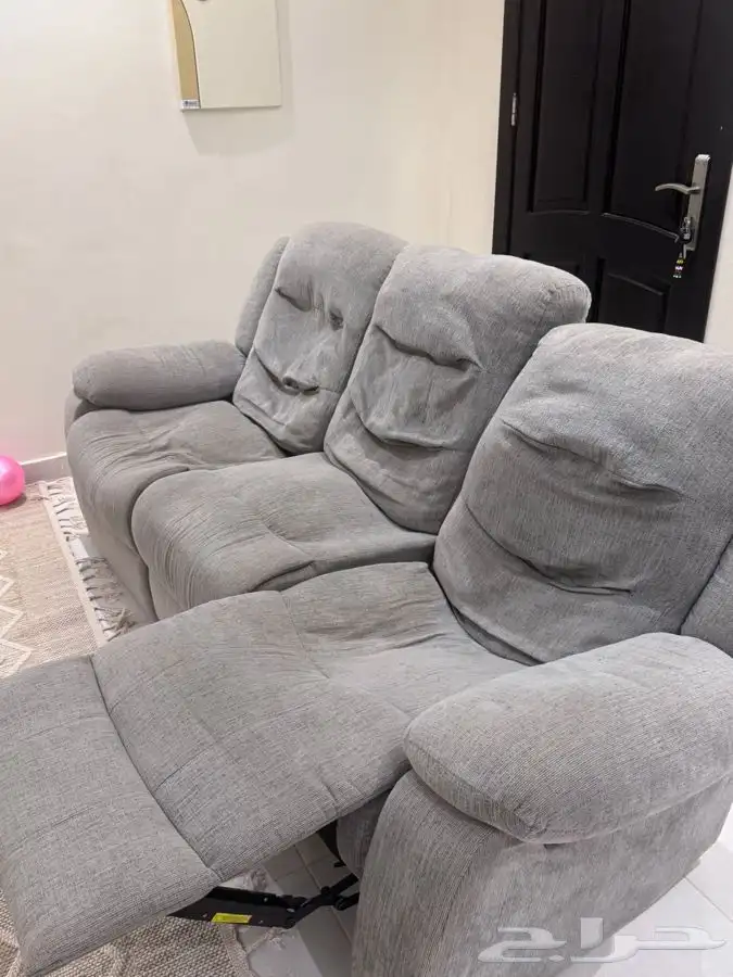 كنب وطاولة تلفزيون للبيع 3