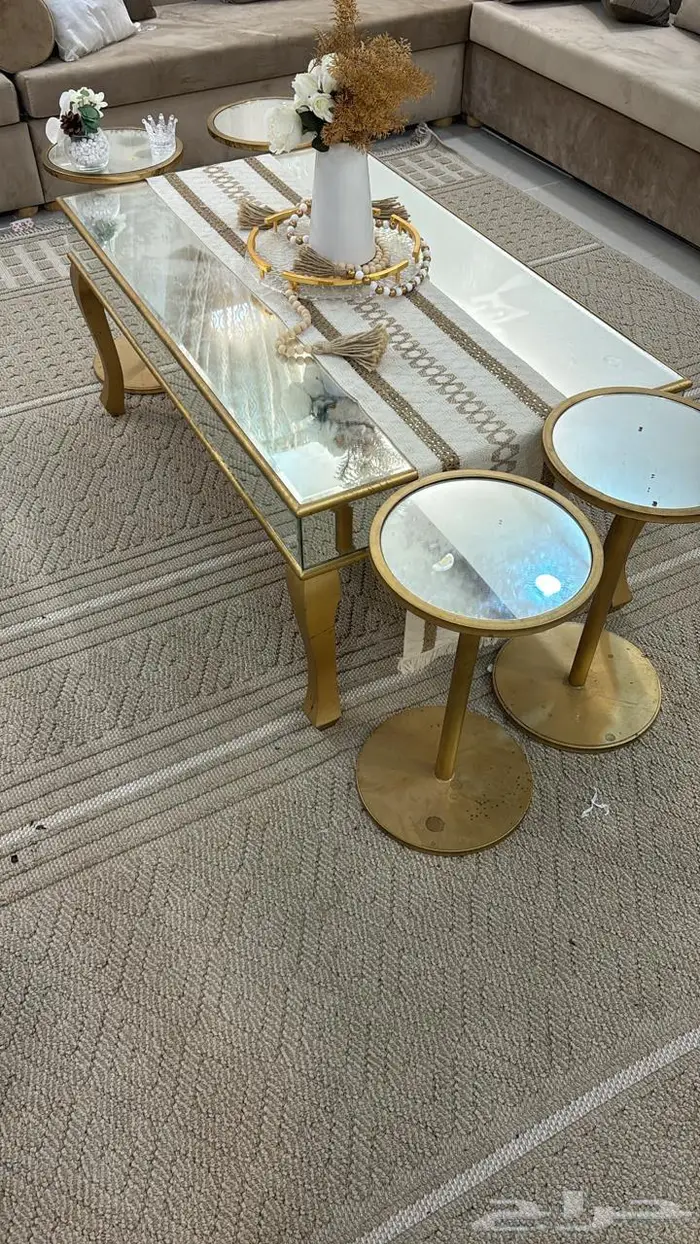طاوله كبيره واربع خدمه 1