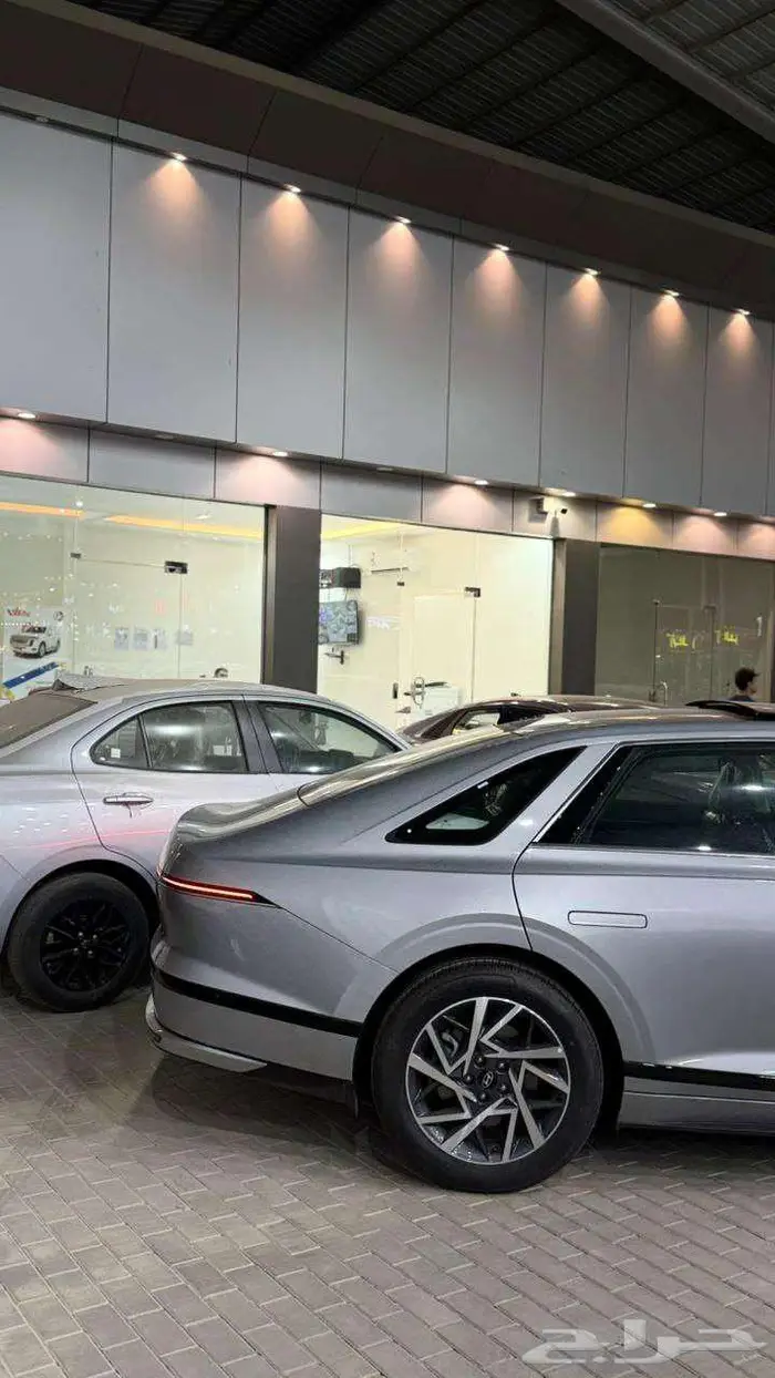 هيونداي ازيرا كلاسيك وعلان صيانةمجانية لدى احدث السيارات2025 3