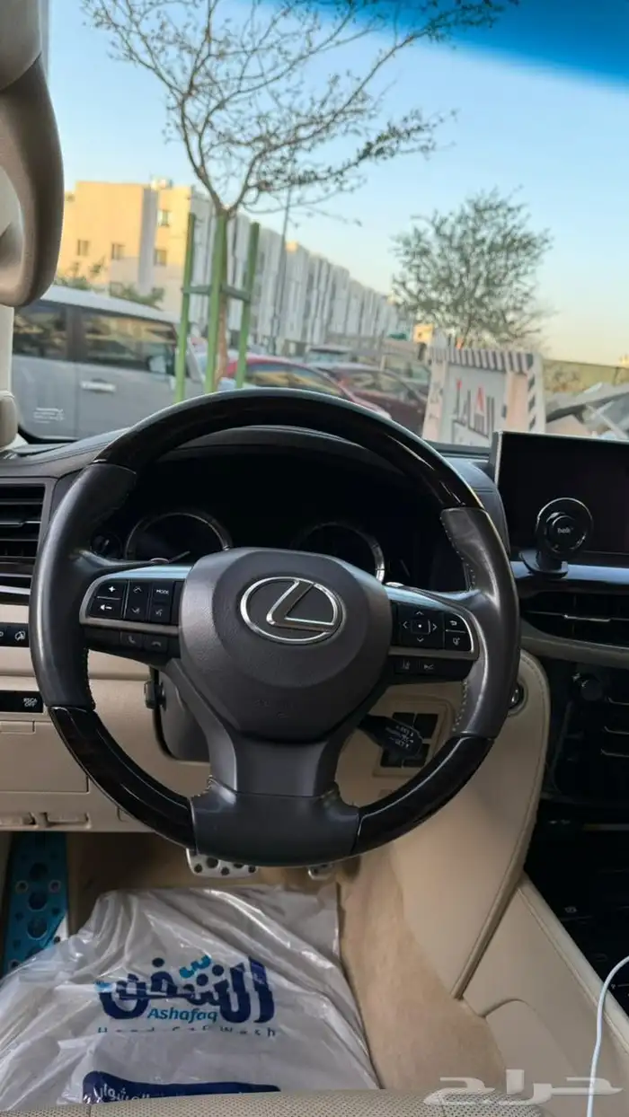 عرض اليوم جيب لكزس 2020 اللون الملكي   وكيل عبداللطيف جميل. 7