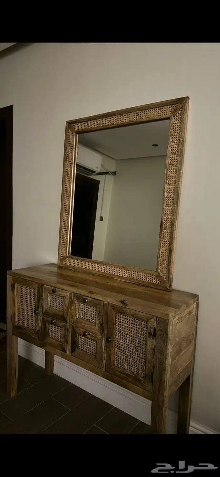 طاوله والمرايا السعر 1500 والعجانه سعرها 250 0