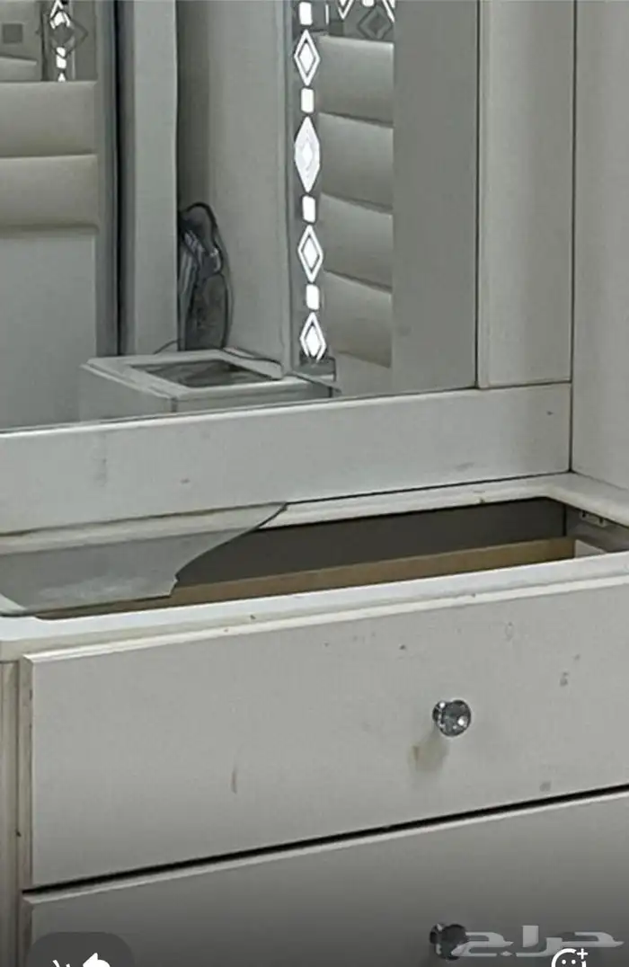 سرير و طاوله 0