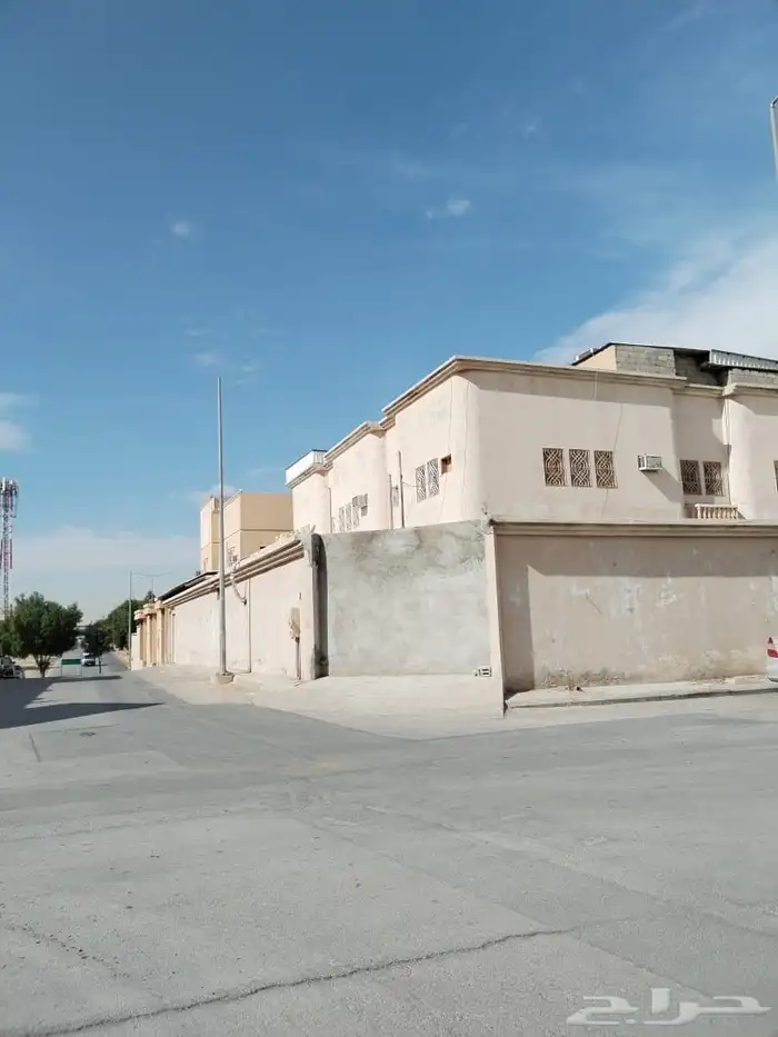 فيلا قديمة بقيمة أرض في حي الشفا 0