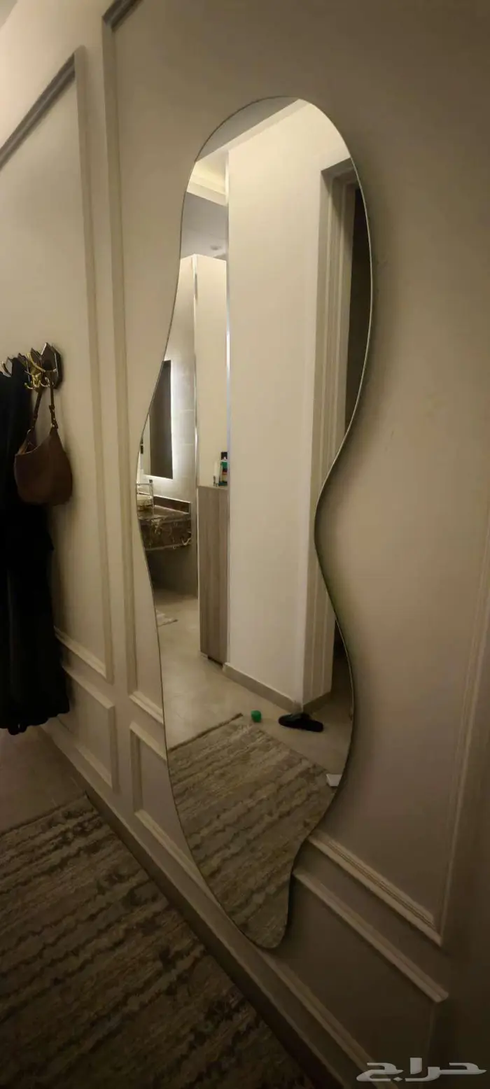 مرايه مدخل كبيرة مسويها تفصيل والزجاج عريض قوي وحوافه محفوفه 2