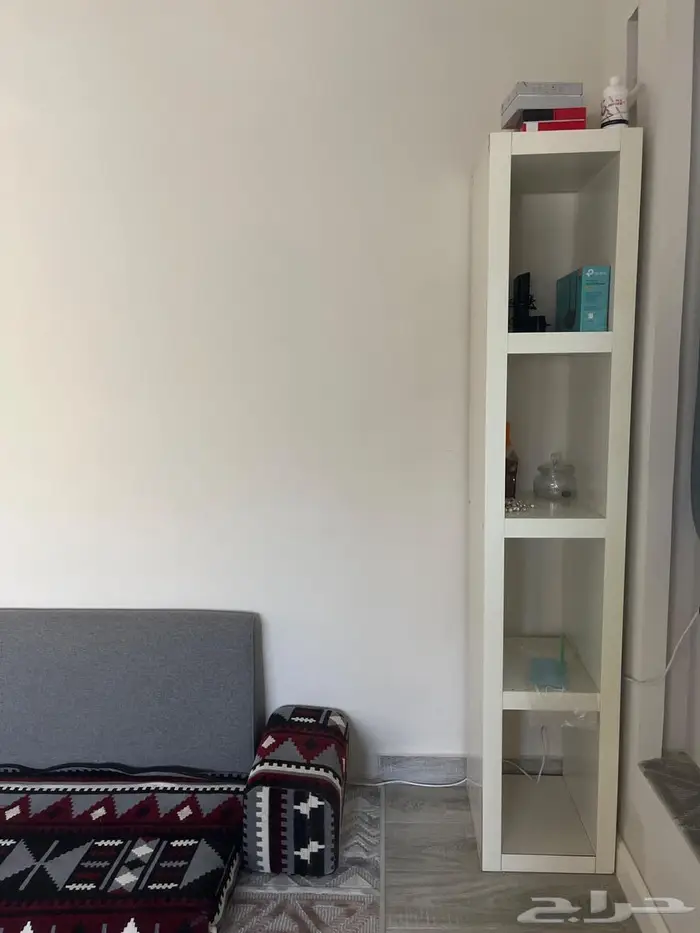 رفوف باللون الابيض 0