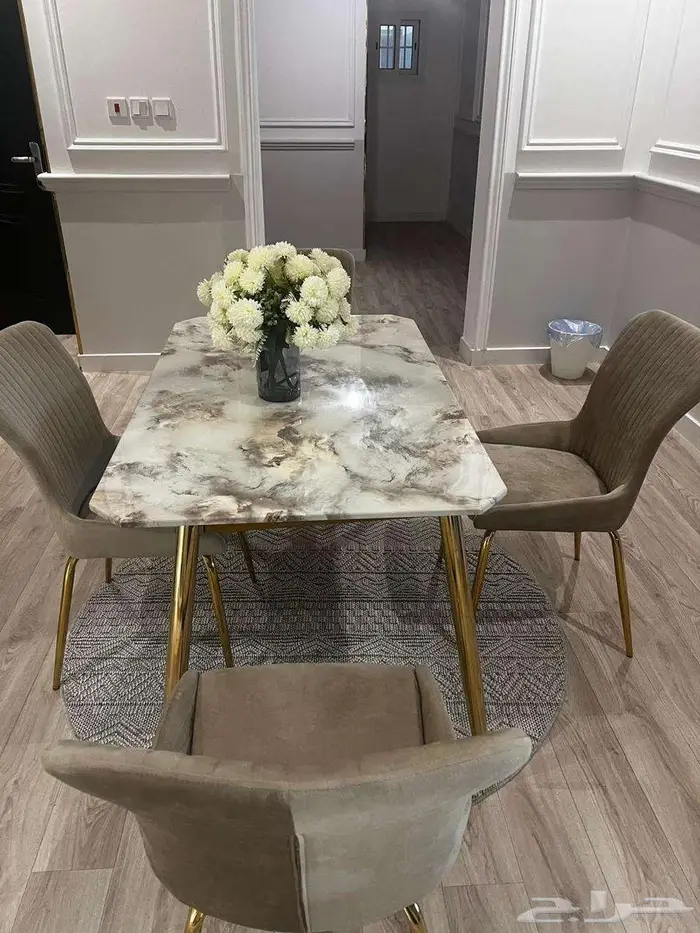 كنب وطاولة طعام للبيع 3