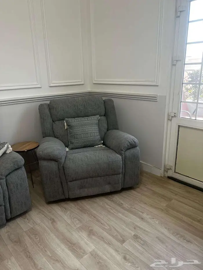 كنب وطاولة طعام للبيع 1