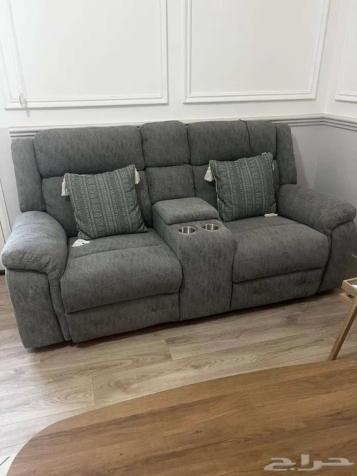 كنب وطاولة طعام للبيع 0