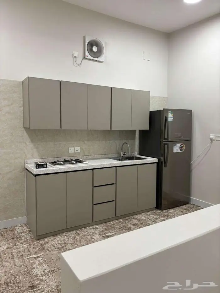 للإيجار شقة مفروشة مكونة من غرفة نوم رئيسية وصالة 7