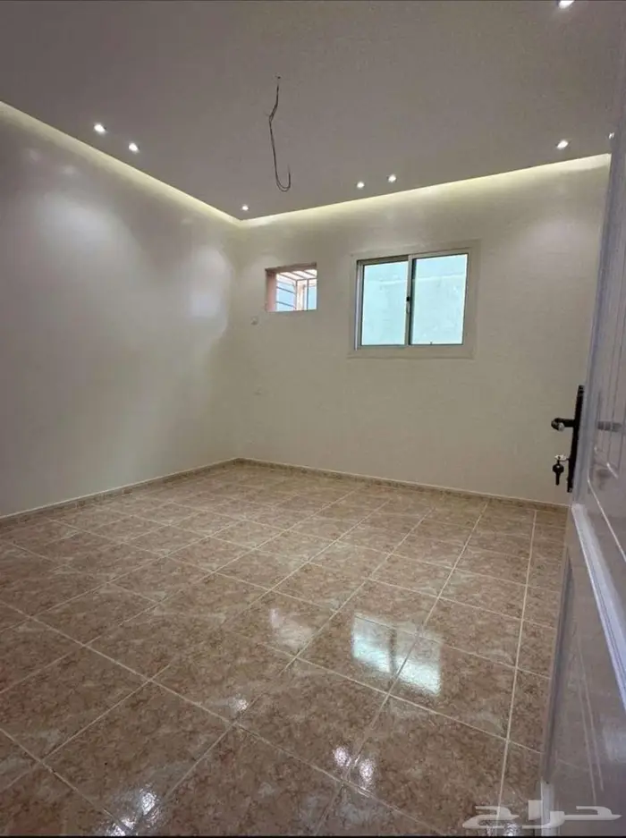 شقة دور ارضي للبيع حي الراقي خلف محطة جدة 0